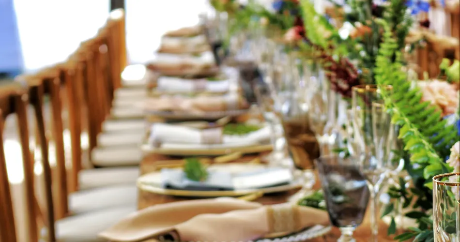 Explore the Airport’s Shopping & Dining Scene Explore the Airport’s Shopping & Dining Scene