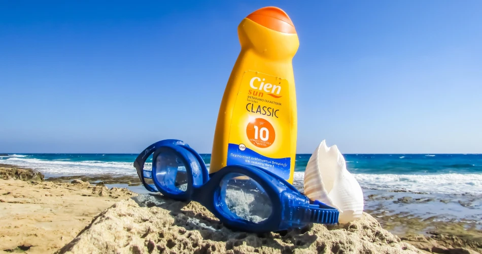 Sunscreen or sun cream must be worn. Sunscreen or sun cream must be worn.